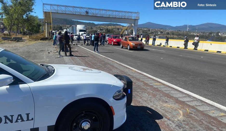 Caos en la autopista México-Puebla; lleva 5 horas cerrada y la fila es interminable