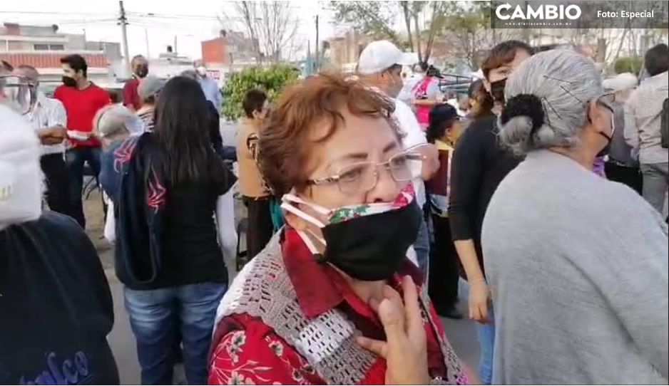 Caos en CU: Llevo más de 5 horas formada, no he comido, no me han aplicado la vacuna, reclaman abuelitos EN VIVO