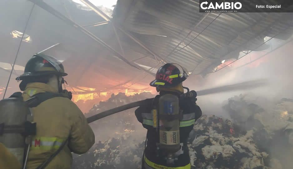 Incendio en fábrica de estopas genera caos en Tlaxcalancingo; bombero resulta herido (FOTOS Y VIDEOS)