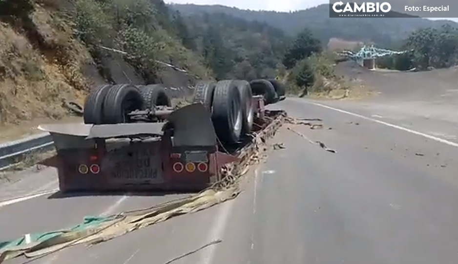 Aparatosa volcadura de un tractocamión provoca el cierre de la autopista Puebla-Orizaba (FOTOS y VIDEO)