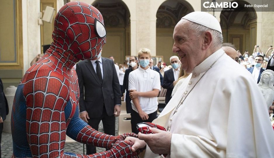 Spider-Man se hace viral por saludar al papa Francisco y regalarle máscara (VIDEO)