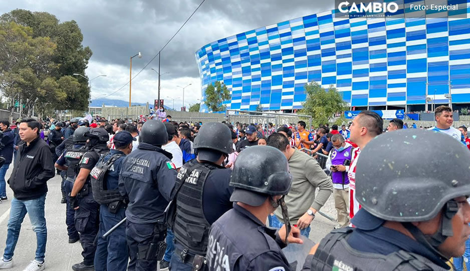 ¡Les rompen el sueño! Cerco de seguridad impide a aficionados dar bienvenida al Club Puebla