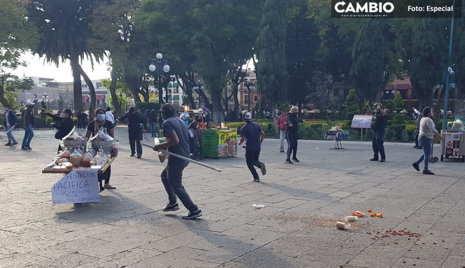 VIDEO: ¿Por qué nos estás agrediendo? así imploraron ambulantes ante policía de Lalo