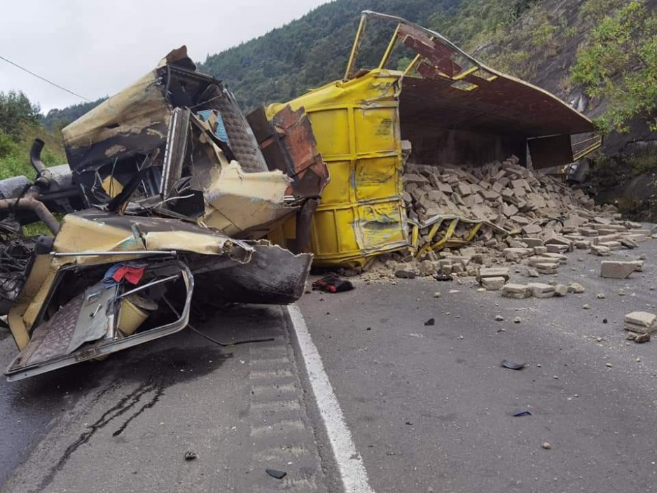 Chofer de tractocamión muere tras accidente en la Puebla-Orizaba