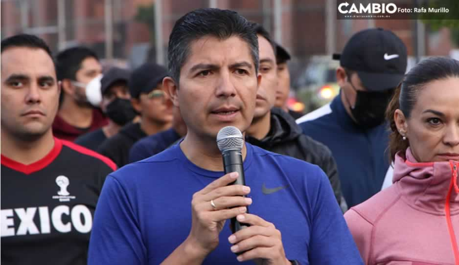 Pese a ridículo de policías, advierte Lalo que seguirán los operativos vs la pirotecnia en mercados (VIDEO)