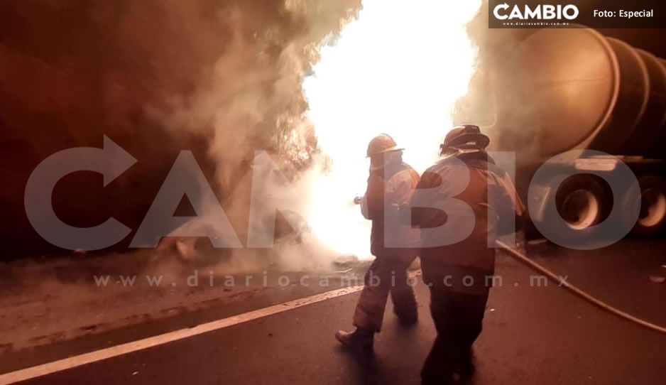 ¡Fuego, fuego! Bomberos de Huauchinango sofocan unidad incendiada en la México-Tuxpan