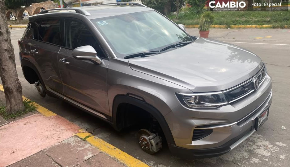 ¡Qué poca! Ladrones se roban las 4 llantas de una camioneta en Mayorazgo