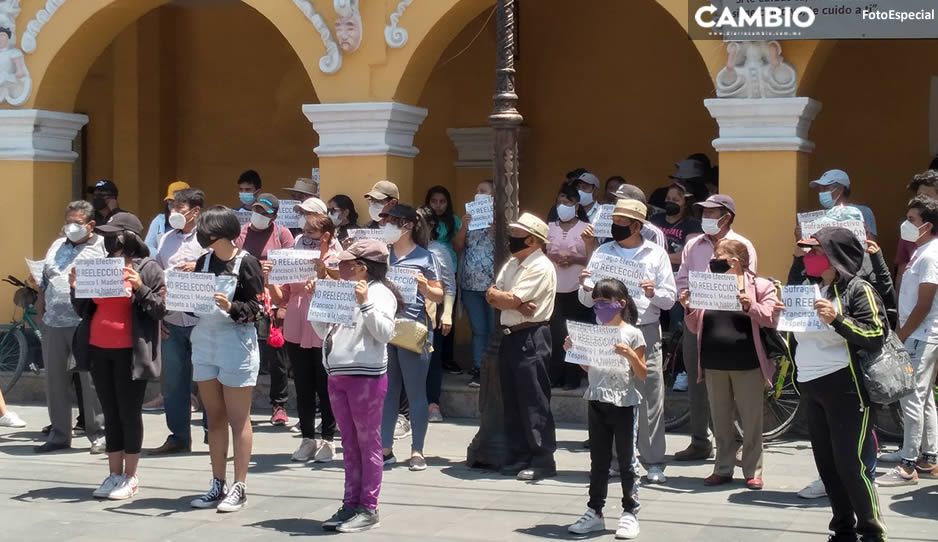 Adán Xicale manda a acarreados a protestar vs Karina Pérez en Tlaxcalancingo