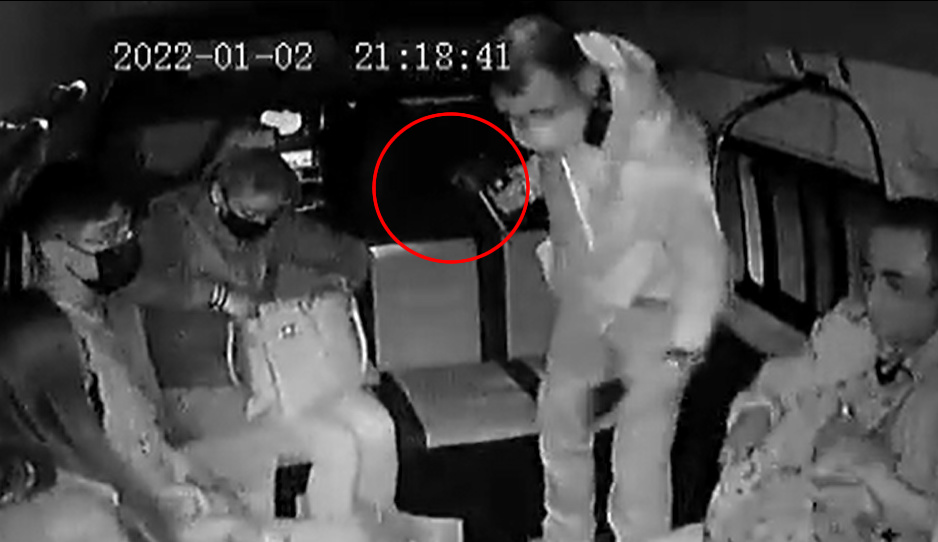 Con metralleta en mano, ladrón atraca a pasajeros en Coacalco (VIDEO)