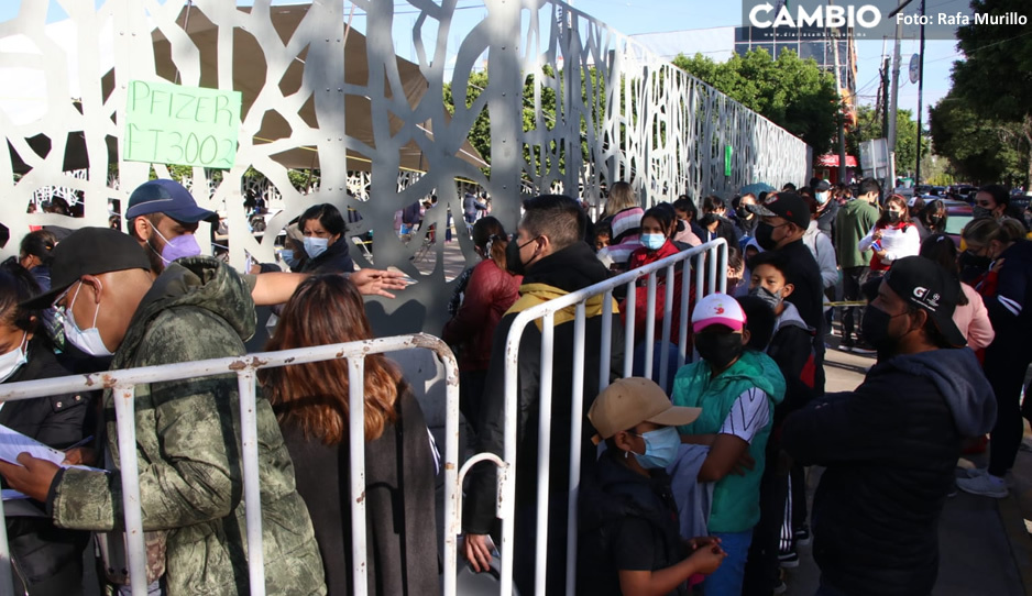 Filas kilométricas en el Hospital del Niño Poblano: Papás hacen hasta cuatro horas para vacunar a los niños (FOTOS y VIDEO)