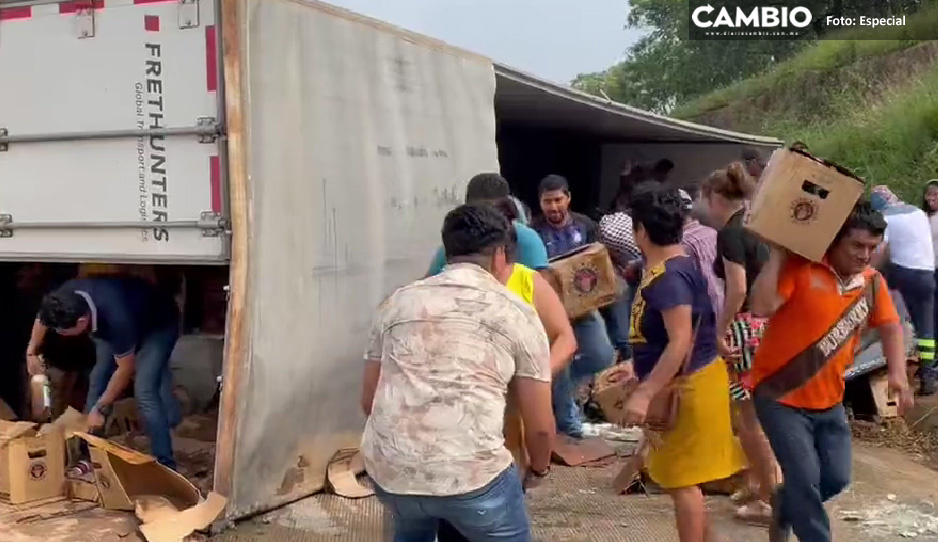 ¡Navidad adelantada! Así fue la rapiña de pobladores de Veracruz a tráiler de cervezas (VIDEO)   