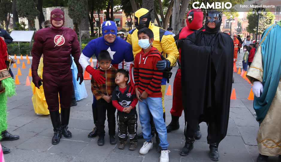 Polis municipales hacen el ridículo: se disfrazan de superhéroes gordos y hasta de Jaime Duende (FOTOS Y VIDEO)