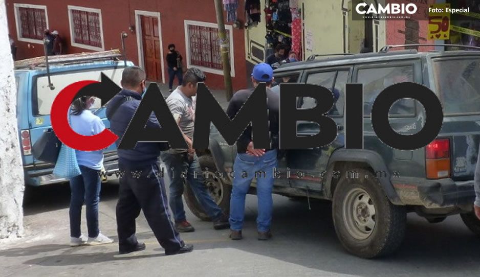 Falla en los frenos provoca percance entre camionetas en Huauchinango