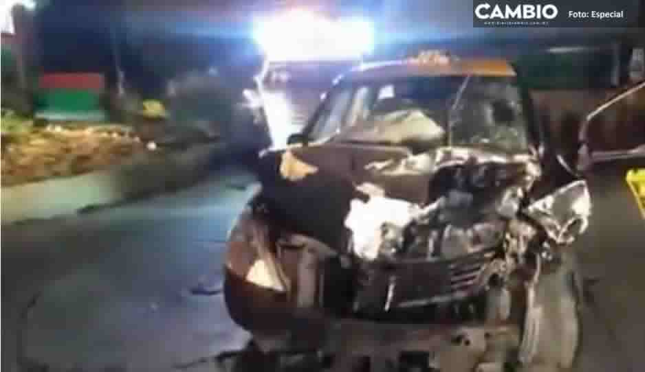 Choque entre camión y taxi deja daños materiales en Coronango