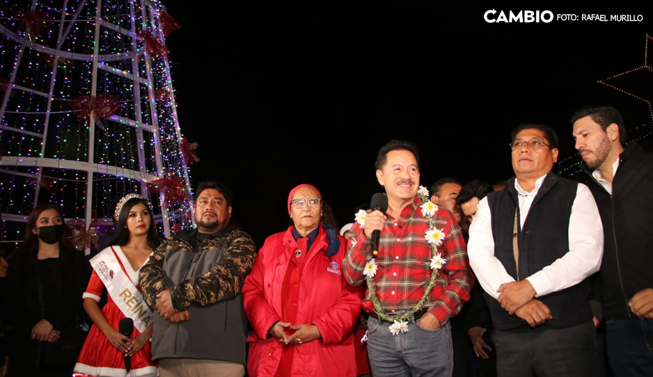 Nacho Mier enciende el árbol navideño en La Libertad (FOTOS)