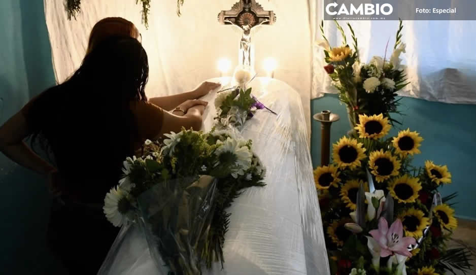 Despiden con girasoles a Rosa Isela, joven asesinada para robarle al bebé que esperaba, en Veracruz