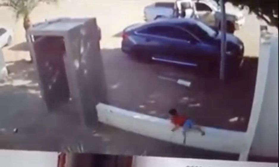 VIDEO: Niñito corre en medio de balacera en Sonora