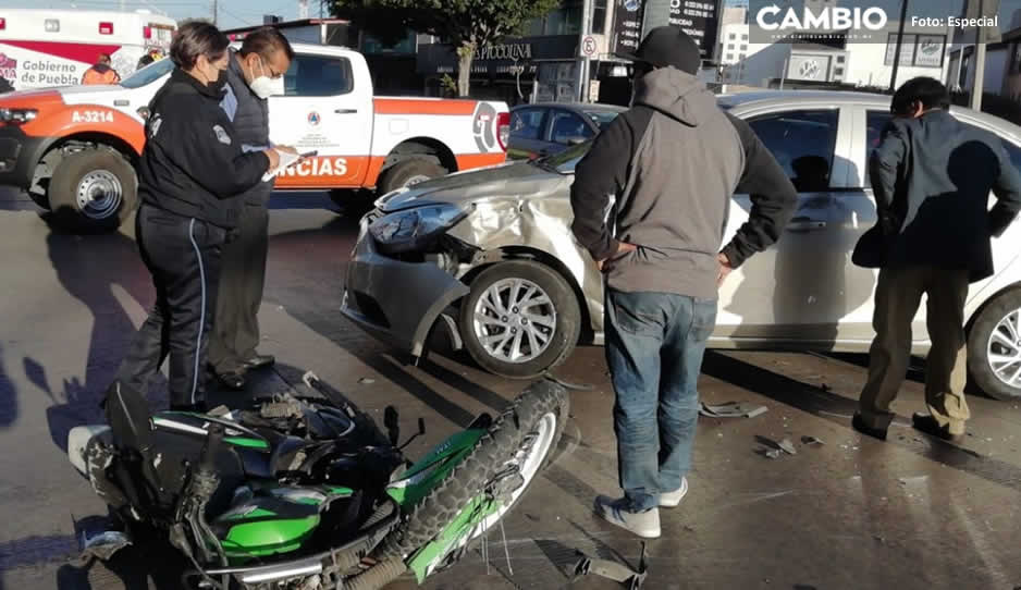 Motociclista choca vs un coche que le cerró el paso en Santa Cruz Los Ángeles