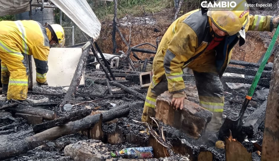 Familia pierde su casita de madera tras fuerte incendio en Huauchinango