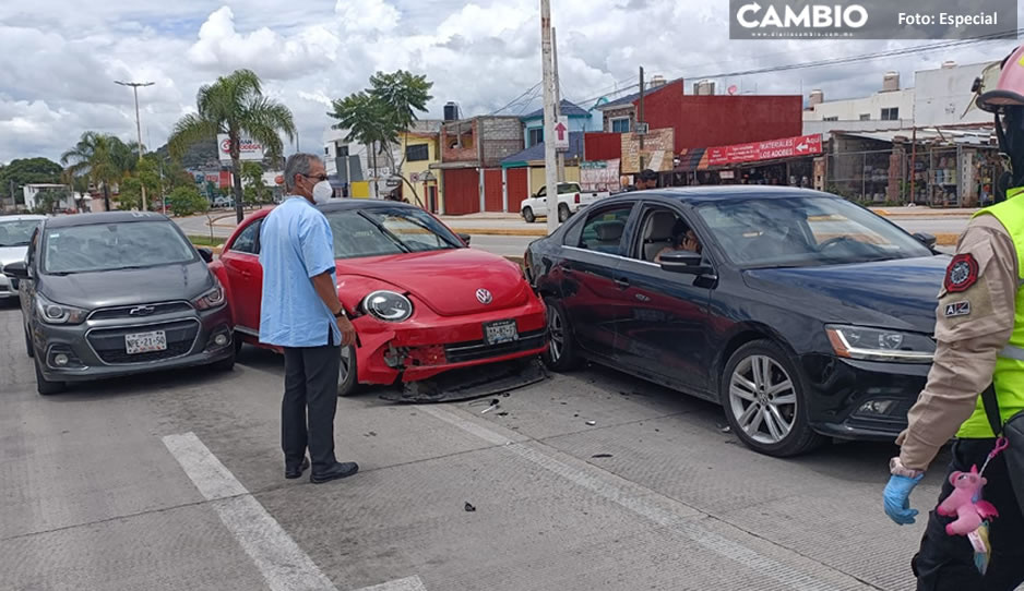 Conductor borracho atropella a dos motociclistas y choca vs dos autos en Atlixco