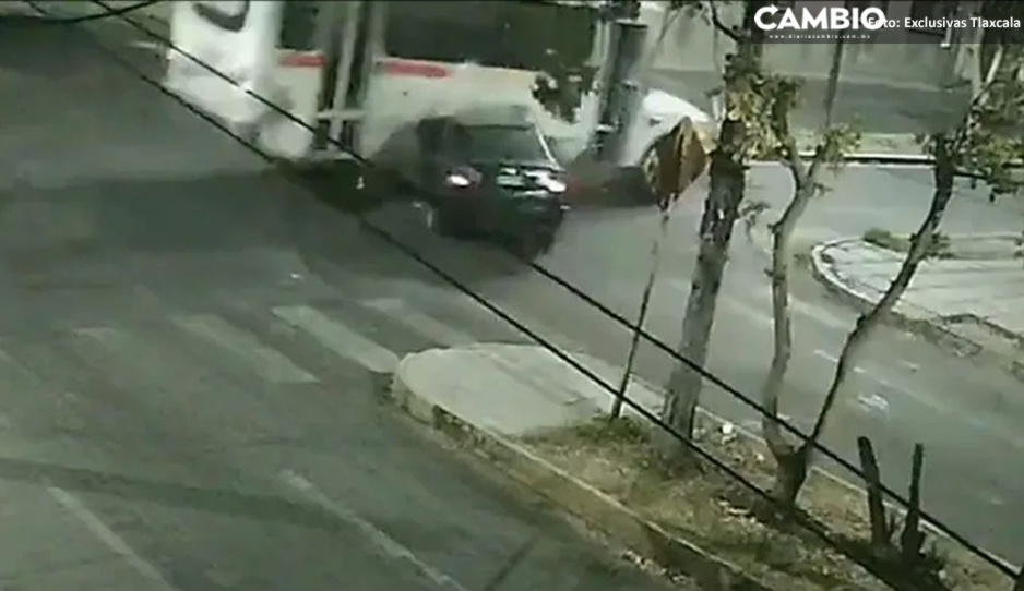FUERTE VIDEO: Borracho al volante se estampa y voltea microbús con pasajeros en Tlaxcala