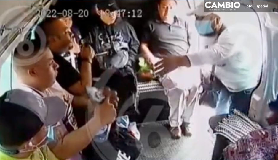 ¡Se defendieron! Pasajeros empujan a ladrón de una combi para evitar asalto (VIDEO)