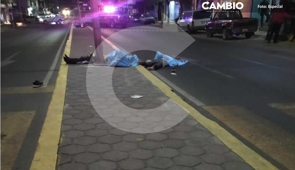 Mueren dos motociclistas al derrapar sobre el boulevard Juárez en Tlacotepec (FUERTE FOTO)
