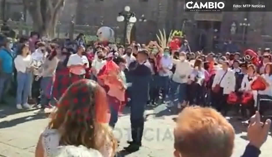 VIDEO: ¡VIVA EL AMOR! Novio propone matrimonio en el Zócalo de Puebla
