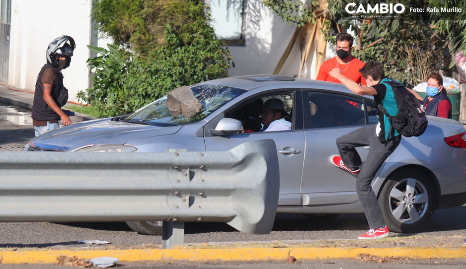 Estudiantes de la UDLAP avientan piedras a automovilista tras intentar atropellarlos (VIDEO Y FOTOS)