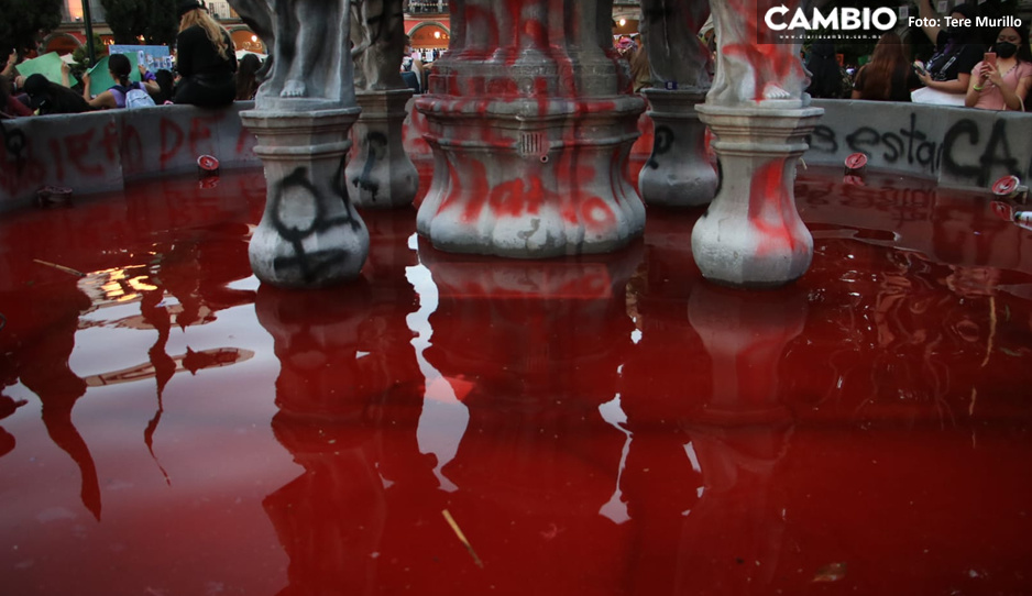 Feministas pintan de rojo fuente de San Miguel (FOTOS y VIDEO)