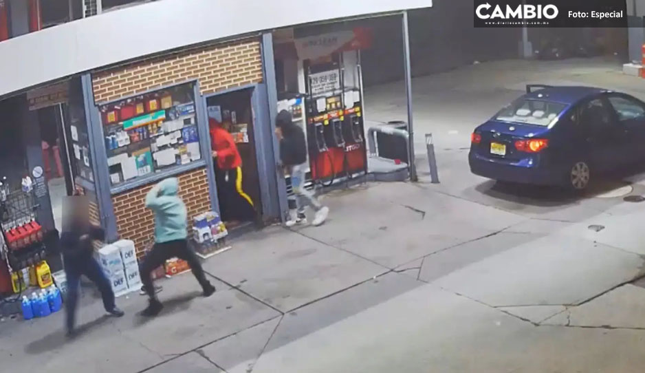 VIDEO: En violento asalto ladrones azotan a trabajador de gasolinera contra el piso