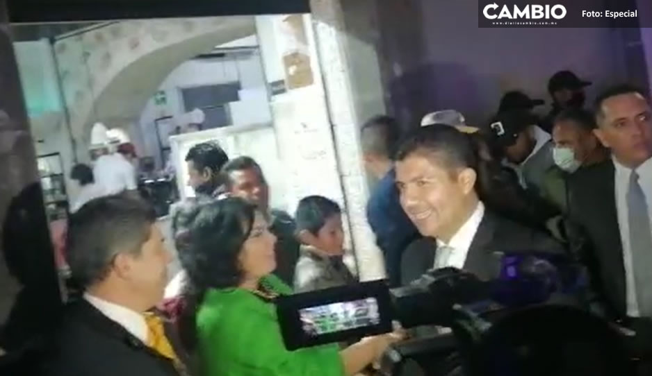 Lalo se da sus baños de pueblo; hace recorrido gastronómico sobre la 16 de Septiembre (VIDEO)
