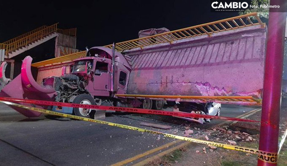¡WOW! Puente peatonal cae sobre tráiler en la carretera Los Reyes-Texcoco (FOTOS y VIDEO)
