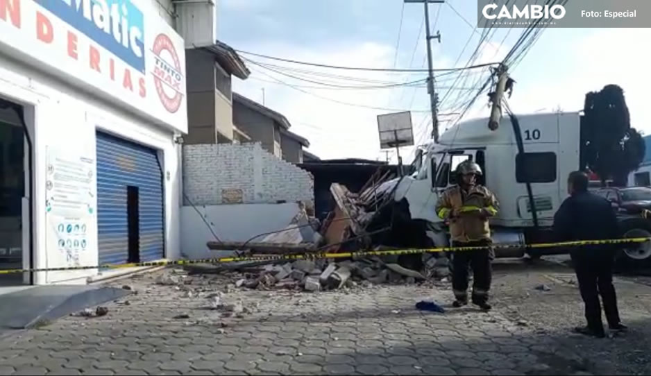 Tráiler choca y destroza la barda de una lavandería en Bulevar Xonacatepec; hay dos heridos (VIDEO)