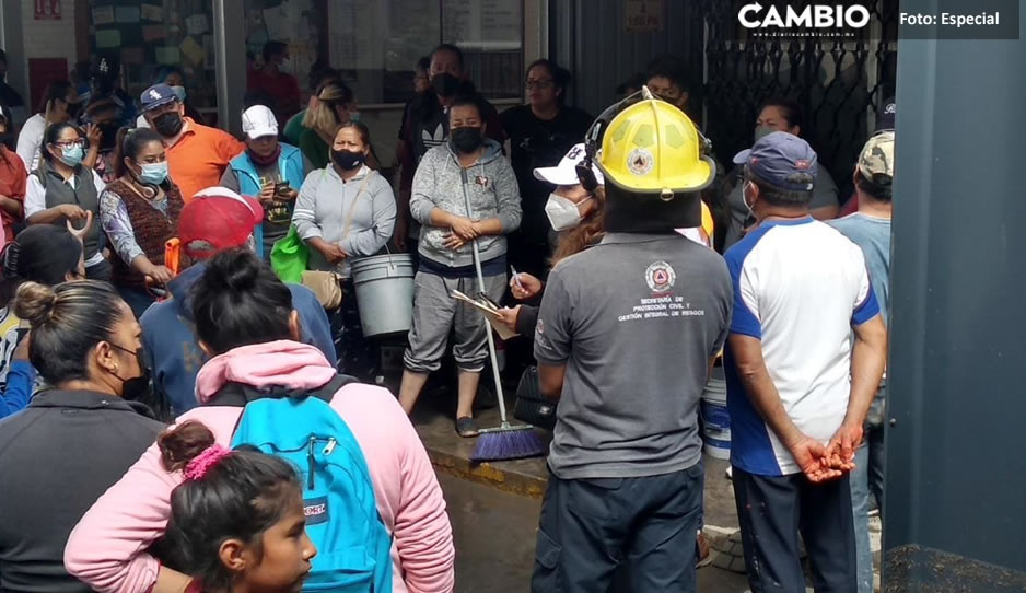 Padres de familia realizan limpieza en la primaria Independencia tras inundarse en Chapultepec (VIDEO)