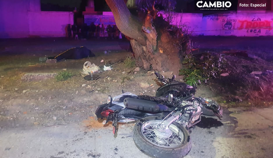 Motociclista muere tras derrapar y chocar vs árbol en Texmelucan