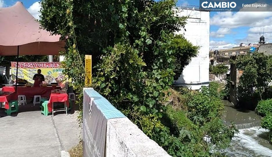 Denuncian que puestos de carnitas obstruyen paso peatonal en Bulevar Forjadores