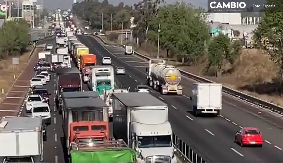 VIDEO: Enorme fila de coches varados en la México-Puebla tras bloqueo de comerciantes