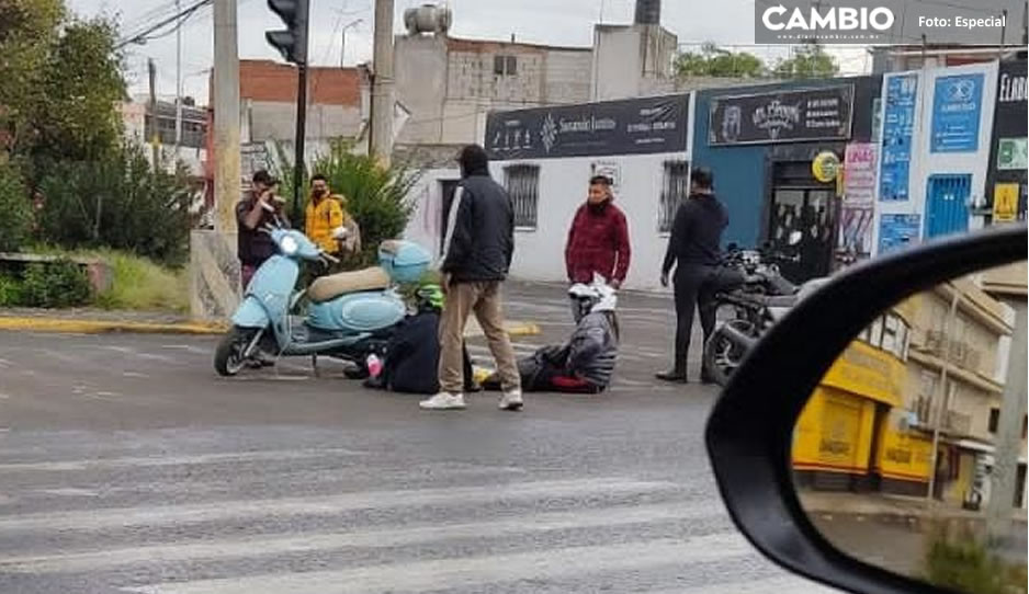 Dos mujeres a bordo de una moto son arrolladas por conductor sobre Bulevar Xonaca