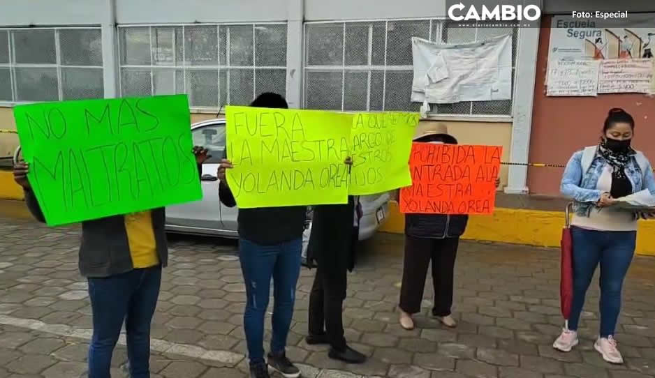 Exigen destitución de maestra que cobra 5 pesos a alumnos por mirarle las piernas y el escote en Coronango
