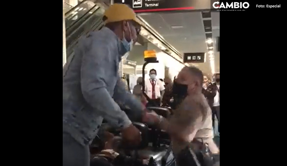 Club de la pelea: pasajero se agarra contra policía en el aeropuerto (VIDEO)