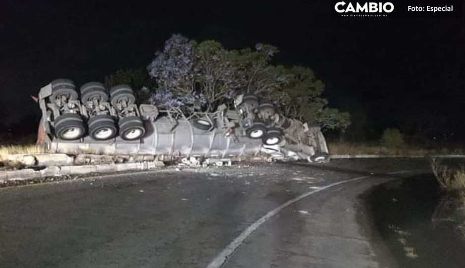 Vuelca pipa cargada con metanol y alarma a cuerpos de emergencia en Texmelucan&nbsp;