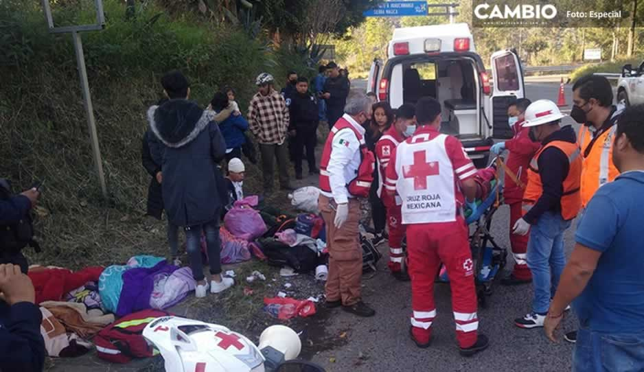 Impacta camioneta contra barrera de contención en Huauchinango; hay dos lesionados