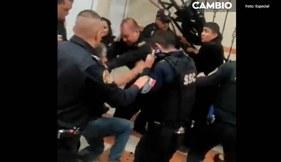 ¡Se agarraron con todo! Policías y civiles se pelean en taquería (VIDEO)