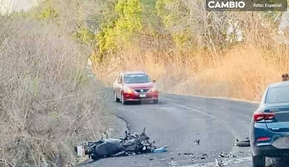 FUERTES FOTOS: Mueren dos motociclistas al chocar vs auto en Axochiapan-Tlancualpican