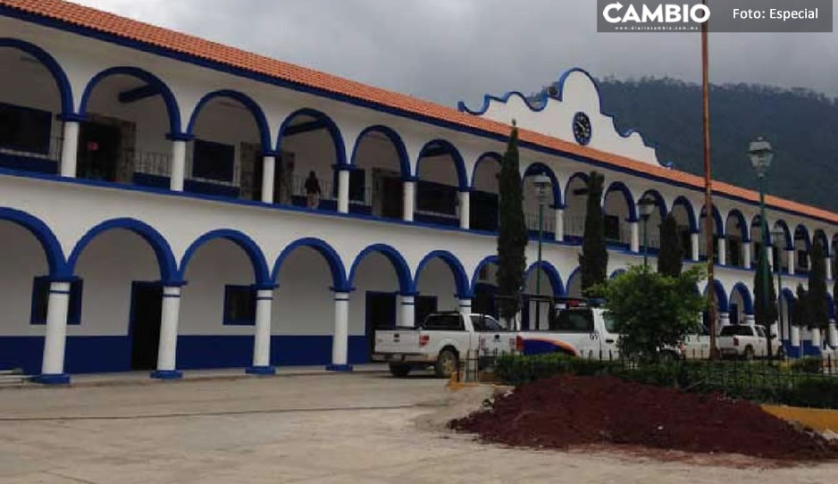 ¡Escándalo! Corren a regidor de Gobernación en Zongozotla por consumir presuntamente sustancias prohibidas (FOTO SENSIBLE)