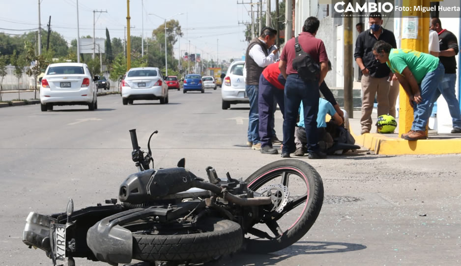Cafre al volante embiste y lesiona a motociclista sobre el Boulevard Esteban de Antuñano (FOTOS y VIDEO)