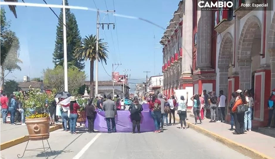 Pobladores de Tetela se manifiestan para exigir justicia por la violación de una policía