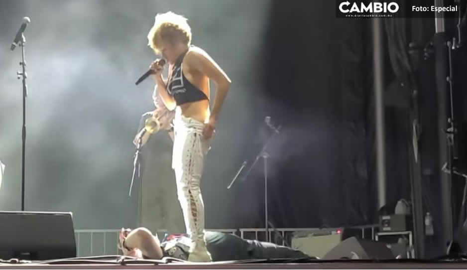 &iexcl;Qu&eacute; perro asco! Cantante orina en la cara de un fan en pleno concierto (VIDEO)