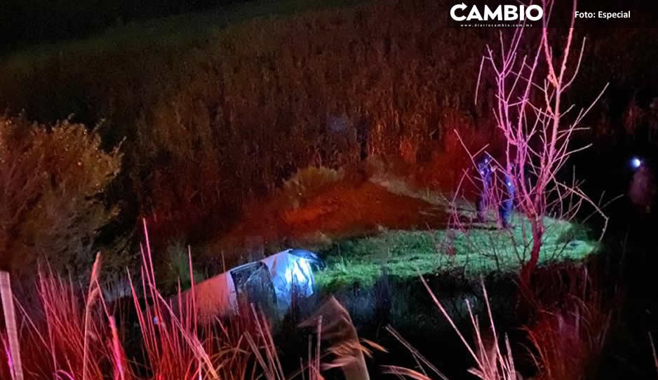 Vehículo se vuelca y cae al fondo de un barranco en Tlalancaleca